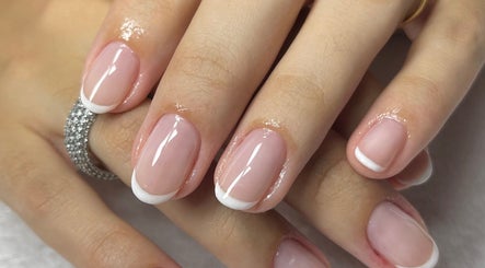 Unhas francesas bem feitas no Studio Gley, São Paulo, São Paulo, BR, mostrando elegância e cuidado.