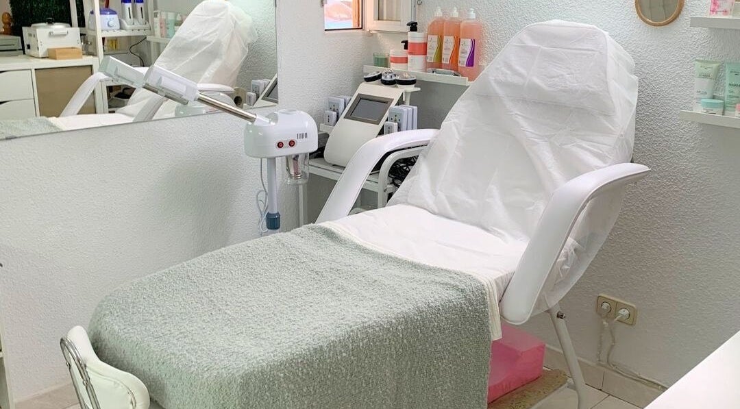 Sala de tratamientos en Taty Nails&Beauty, Madrid, Comunidad De Madrid, ES, mostrando camilla cómoda.