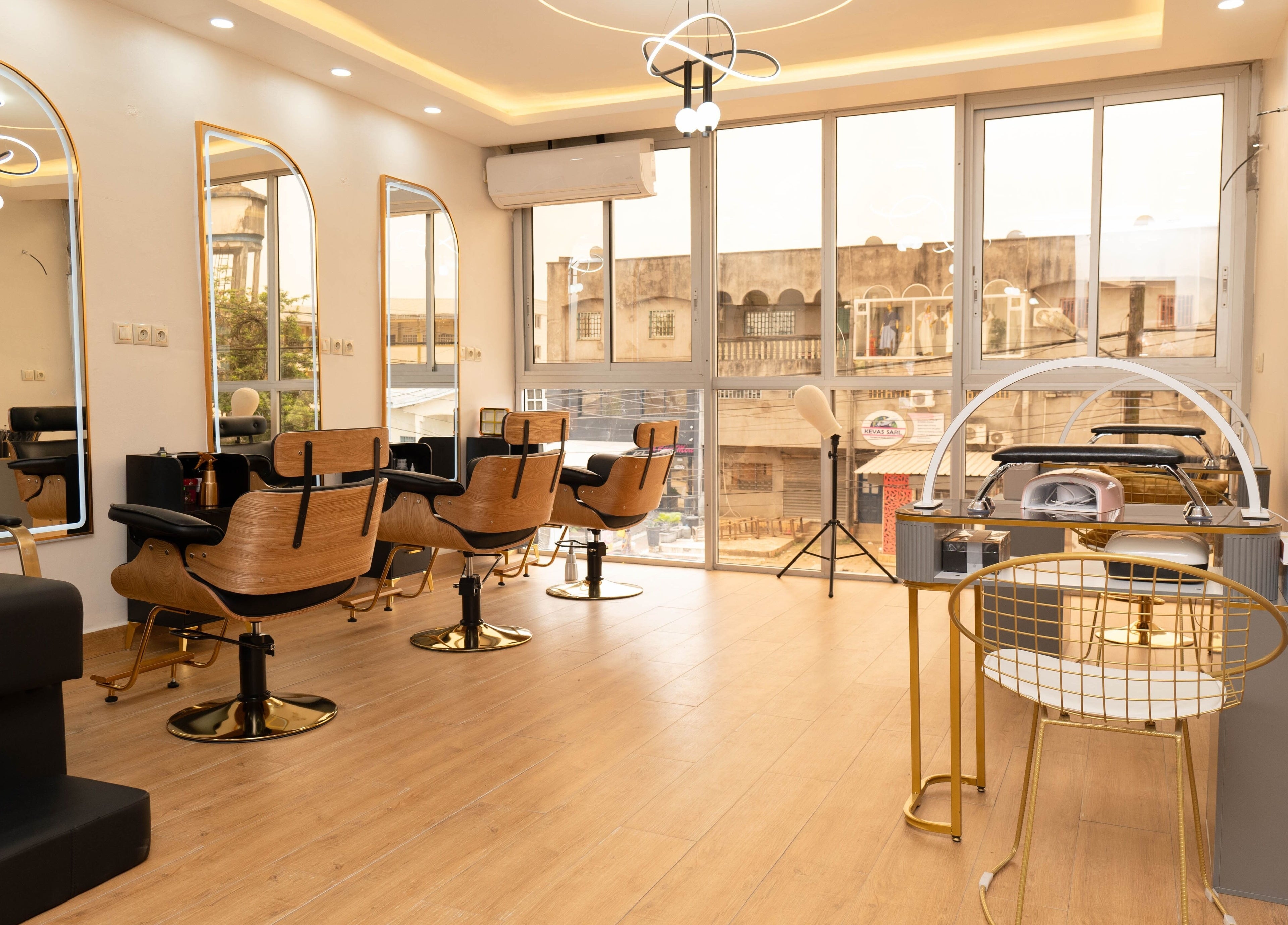 Intérieur lumineux du Nature Divine Beauty & Spa à Douala, Région Du Littoral, avec fauteuils élégants.