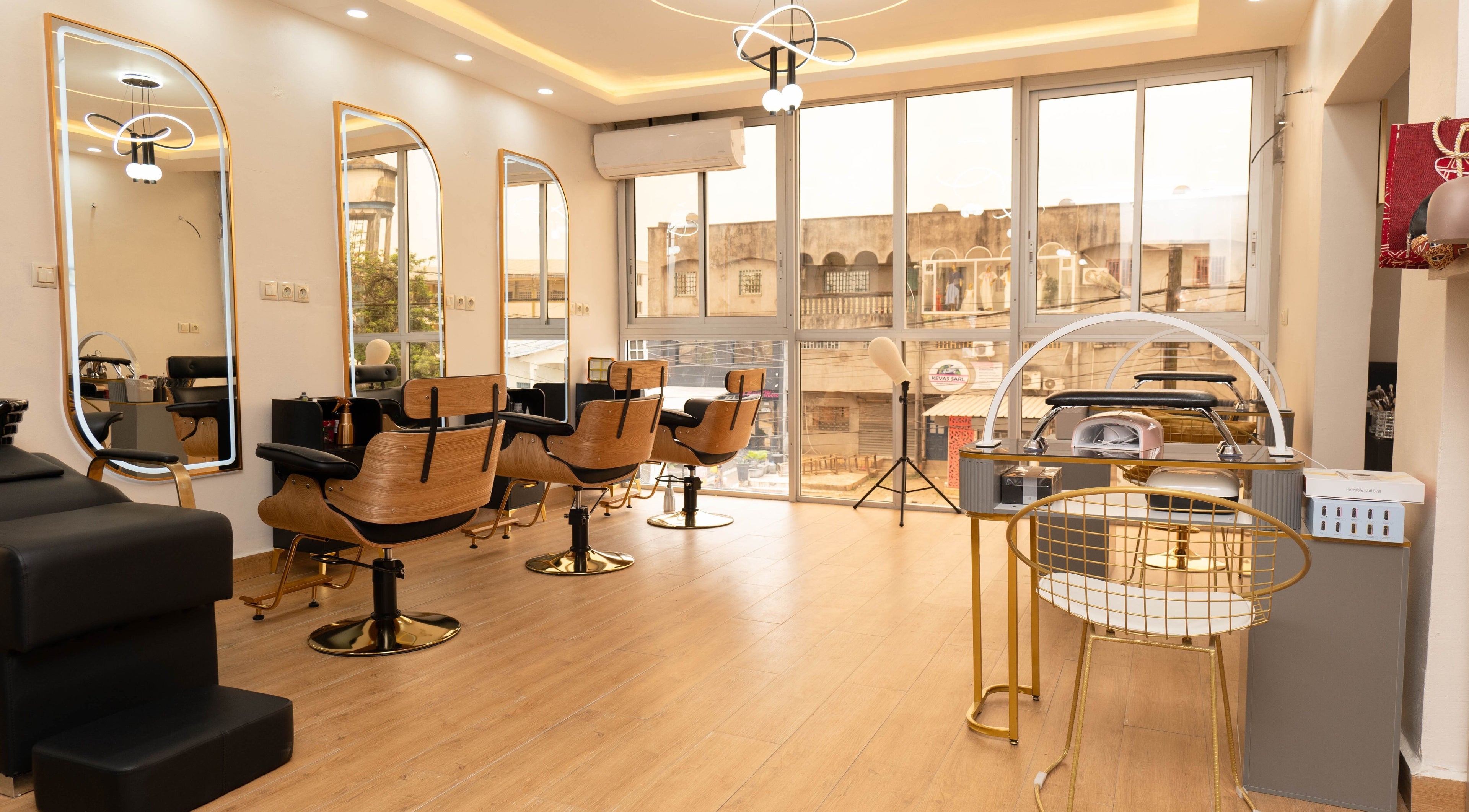 Intérieur lumineux du Nature Divine Beauty & Spa à Douala, Région Du Littoral, avec fauteuils élégants.