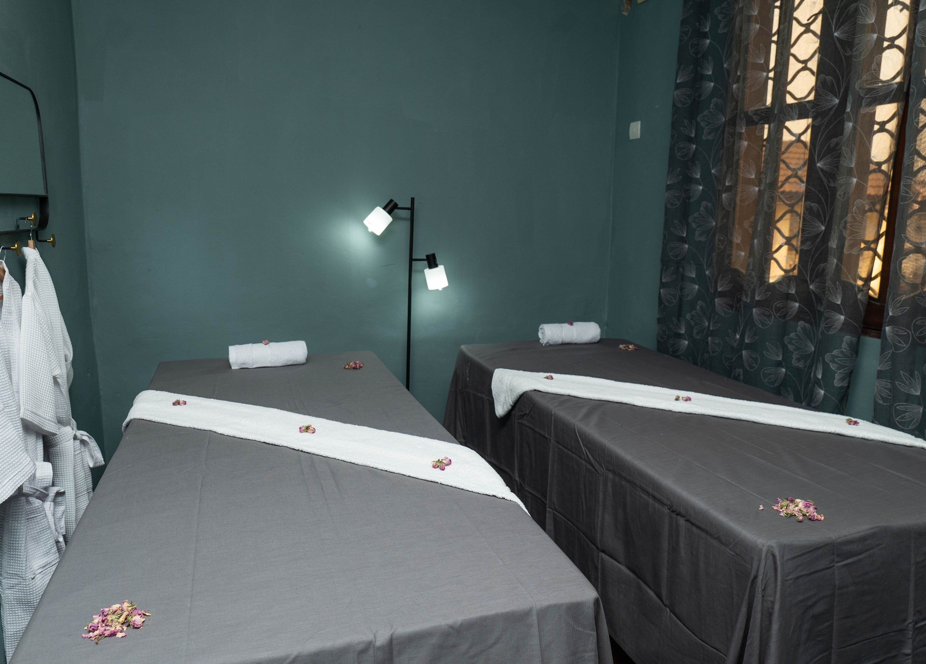 Salle de massage à Nature Divine Beauty & Spa, Douala, Région Du Littoral, CM, avec lits et peignoirs.