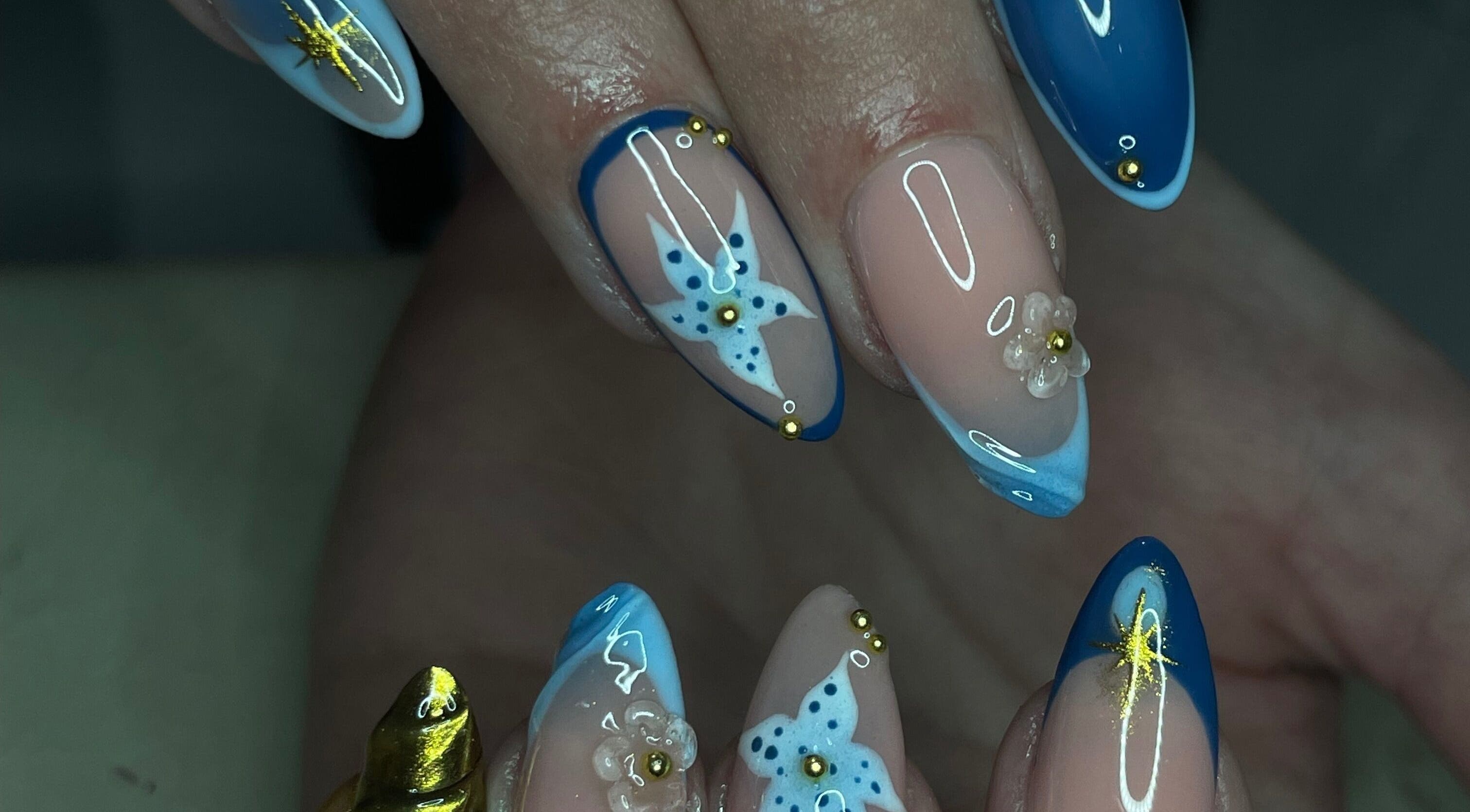 Nail art étoile et fleur à Beauty By Ylana, Écouen, Île-de-France, FR.