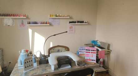 Espace manucure chez Simonæil's, Senonches, Centre-val De Loire, avec vernis variés et accessoires.