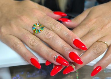 Manucure élégante avec vernis rouge à Simonæil's, Senonches, Centre-val De Loire, FR.
