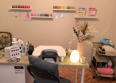 Espace manucure chez Simonæil's à Senonches, Centre-val De Loire, FR, avec vernis colorés et mobilier élégant.