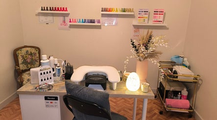 Espace manucure chez Simonæil's à Senonches, Centre-val De Loire, FR, avec vernis colorés et mobilier élégant.