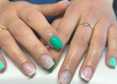 Manucure artistique à Simonæil's, Senonches, Centre-val De Loire, FR. Ongles pastel avec motifs tendance.