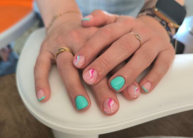 Nail art moderne avec des touches bleues et roses à Simonæil's, Senonches, Centre-val De Loire, FR.