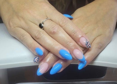 Ongles bleus modernes à Simonæil's, Senonches, Centre-val De Loire, FR.