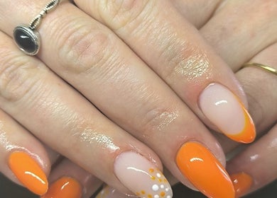 Manucure orange élégante chez Simonæil's, Senonches, Centre-val De Loire, FR. Nail art distinctif et moderne.