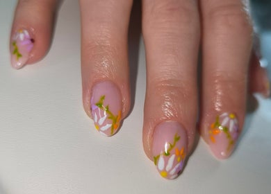 Nail art floral élégant à Simonæil's, Senonches, Centre-val De Loire, FR.