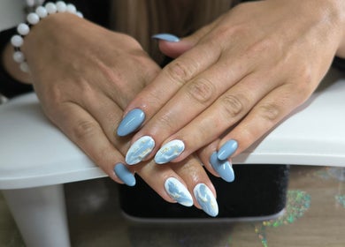 Stylisme d'ongles bleu ciel avec motifs chez Simonæil's, Senonches, Centre-val De Loire, FR.