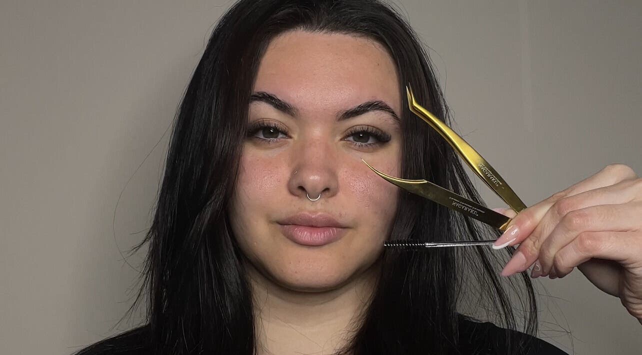 Mulher com pinças de designer de cílios na Thais Oliveira • Lash Designer, Fraião-braga, Braga, PT.