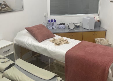 Sala de tratamento em twoBeauty, Forte Da Casa, Lisboa, PT, com cama confortável e utensílios de beleza.