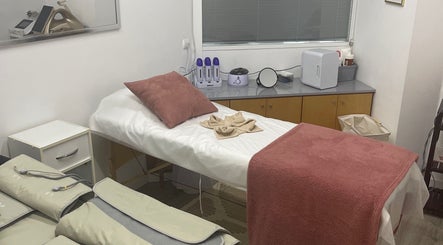 Sala de tratamento em twoBeauty, Forte Da Casa, Lisboa, PT, com cama confortável e utensílios de beleza.