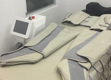 Sala de pressoterapia na twoBeauty, Forte Da Casa, Lisboa, PT, destacando um equipamento avançado de relaxamento.