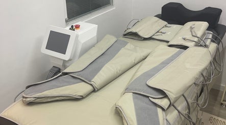 Sala de pressoterapia na twoBeauty, Forte Da Casa, Lisboa, PT, destacando um equipamento avançado de relaxamento.