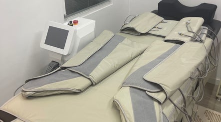 Máquina de pressoterapia em twoBeauty, Forte Da Casa, Lisboa, PT, para tratamentos de bem-estar.