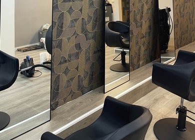 Cadeiras de salão elegante na twoBeauty em Forte Da Casa, Lisboa, PT, destacando design sofisticado.