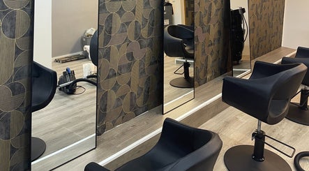 Cadeiras de salão elegante na twoBeauty em Forte Da Casa, Lisboa, PT, destacando design sofisticado.