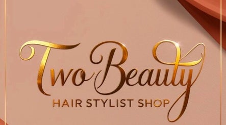 Logotipo elegante de twoBeauty em dourado, localizado em Forte Da Casa, Lisboa, PT.