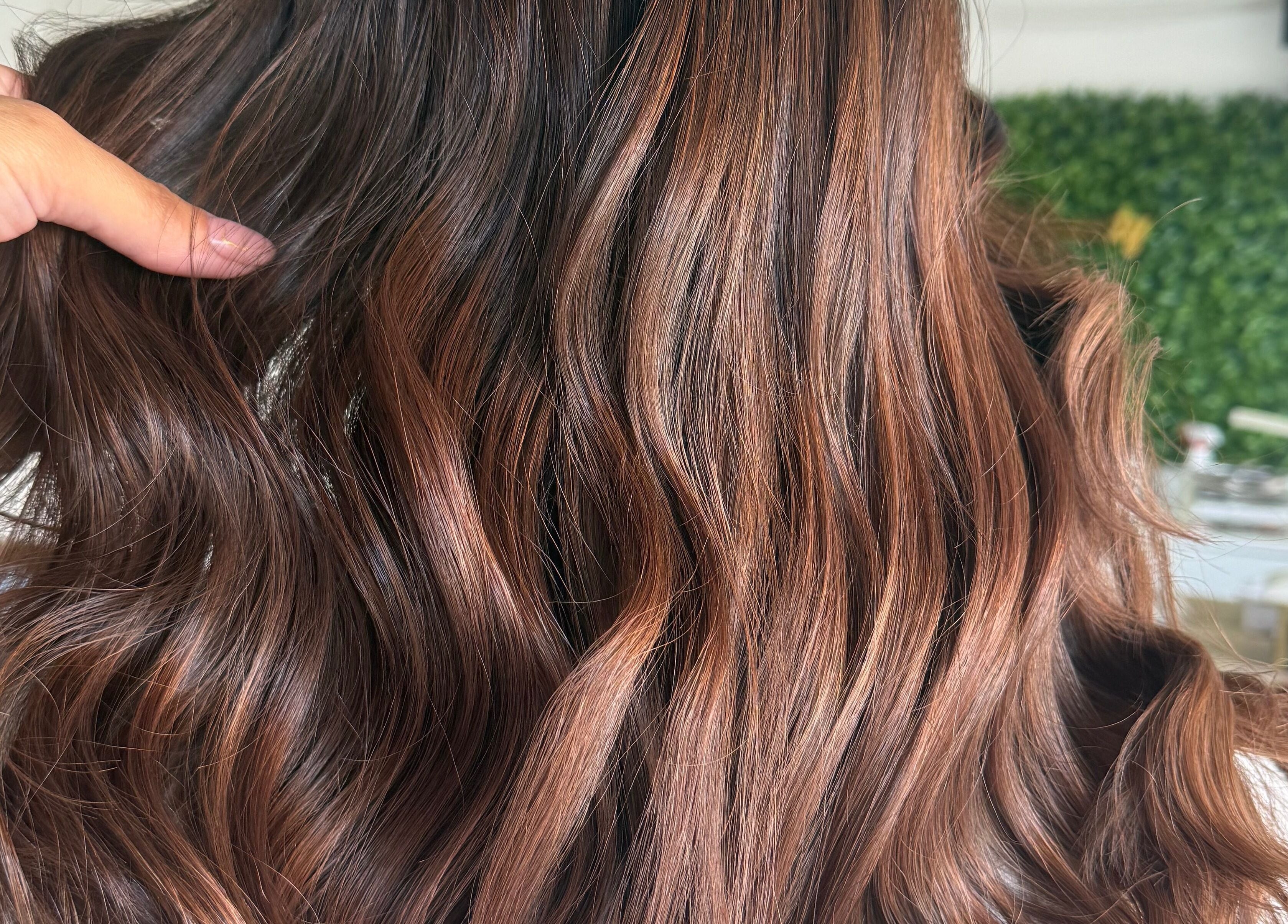 Cabelo ondulado em tons cobre no salão twoBeauty em Forte Da Casa, Lisboa, PT.