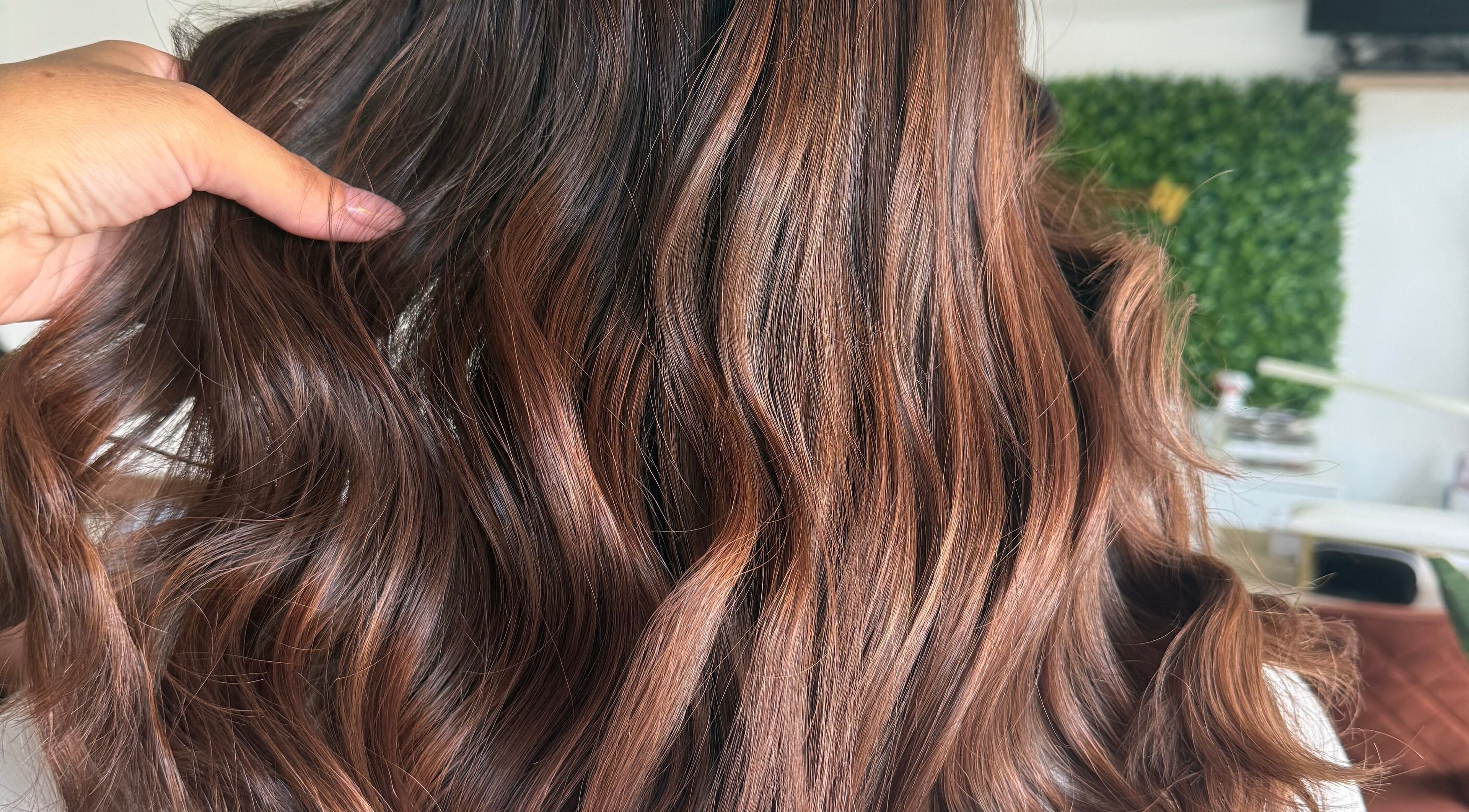 Cabelo ondulado em tons cobre no salão twoBeauty em Forte Da Casa, Lisboa, PT.