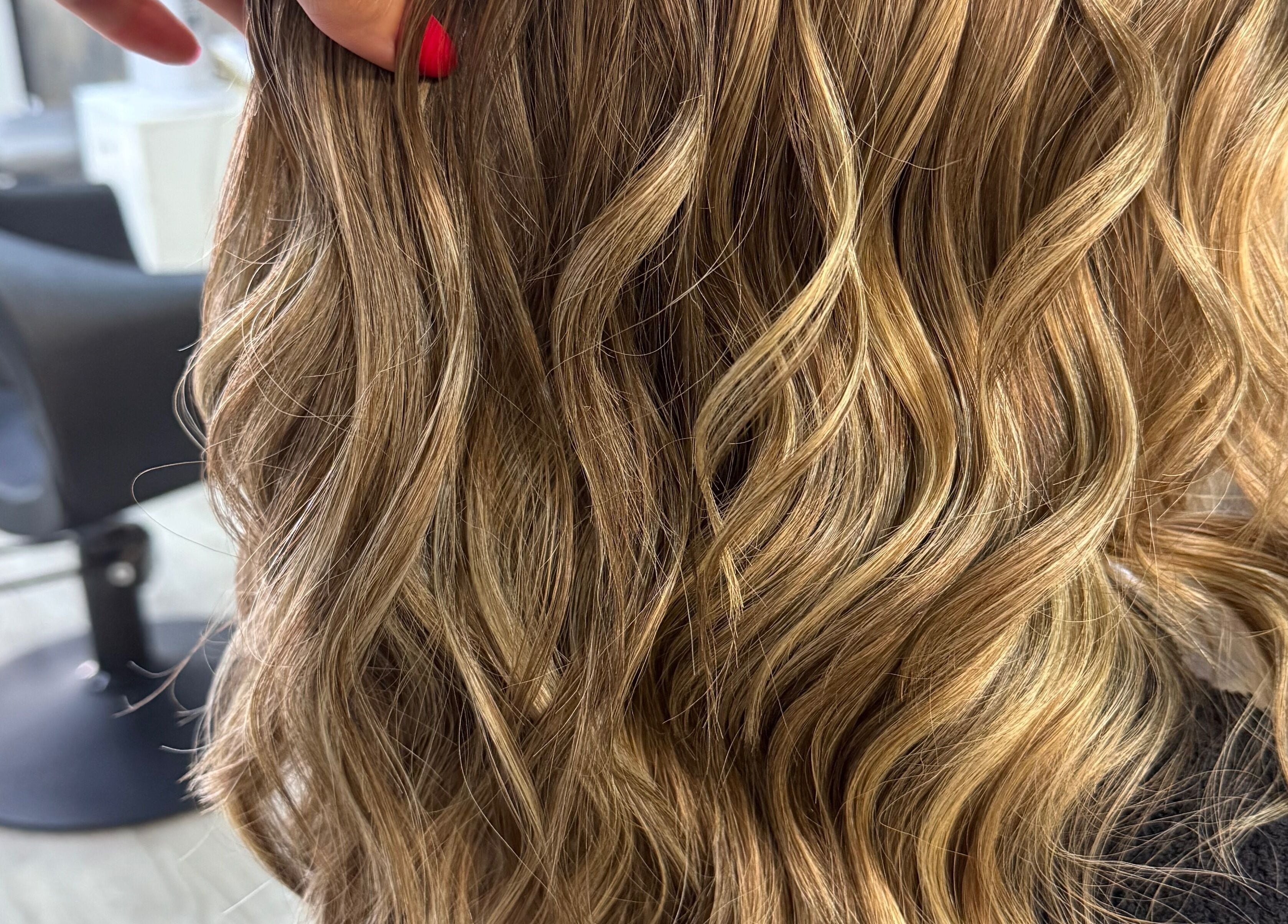 Estilo de cabelo ondulado em dois tons em twoBeauty, Forte Da Casa, Lisboa, PT.