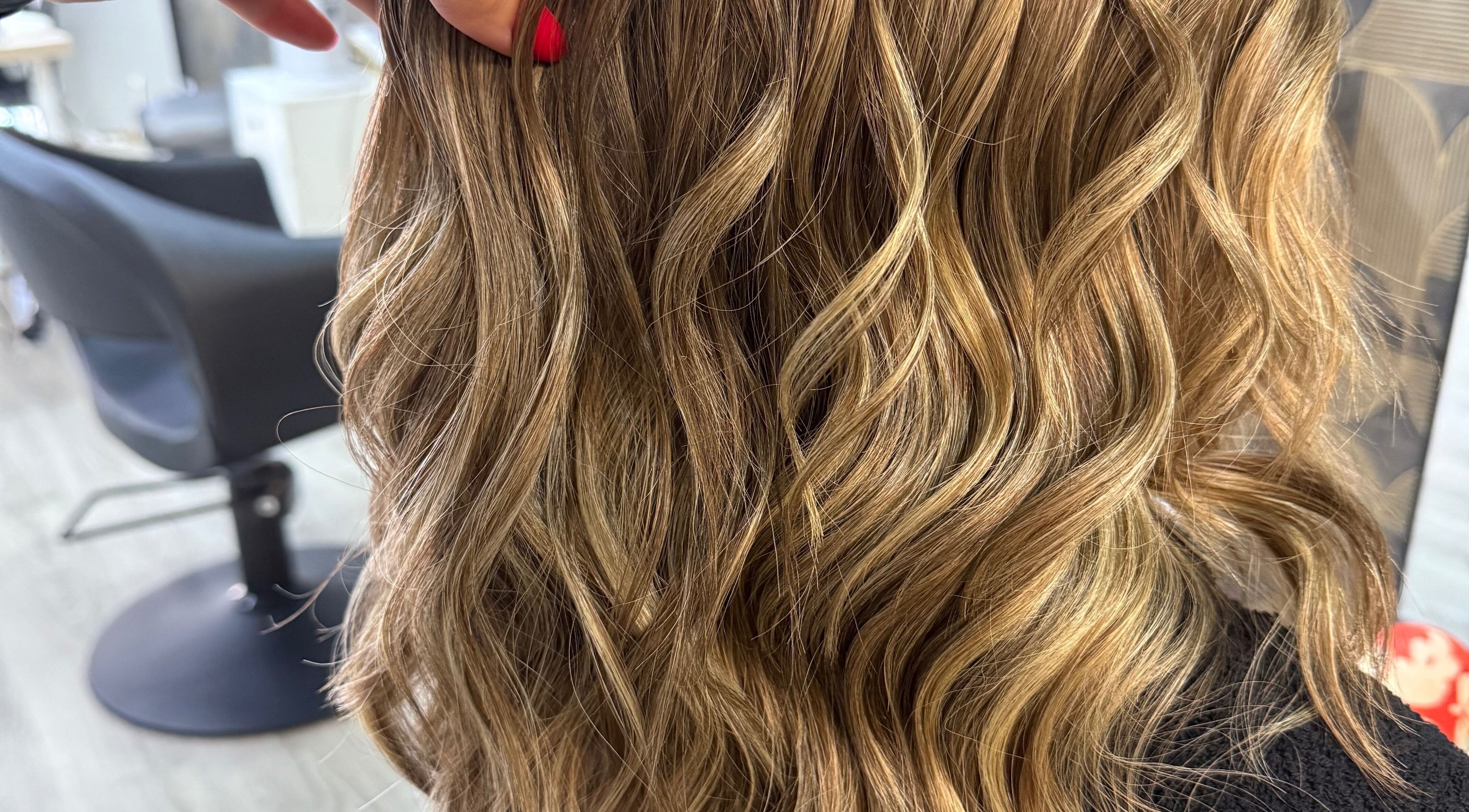 Estilo de cabelo ondulado em dois tons em twoBeauty, Forte Da Casa, Lisboa, PT.