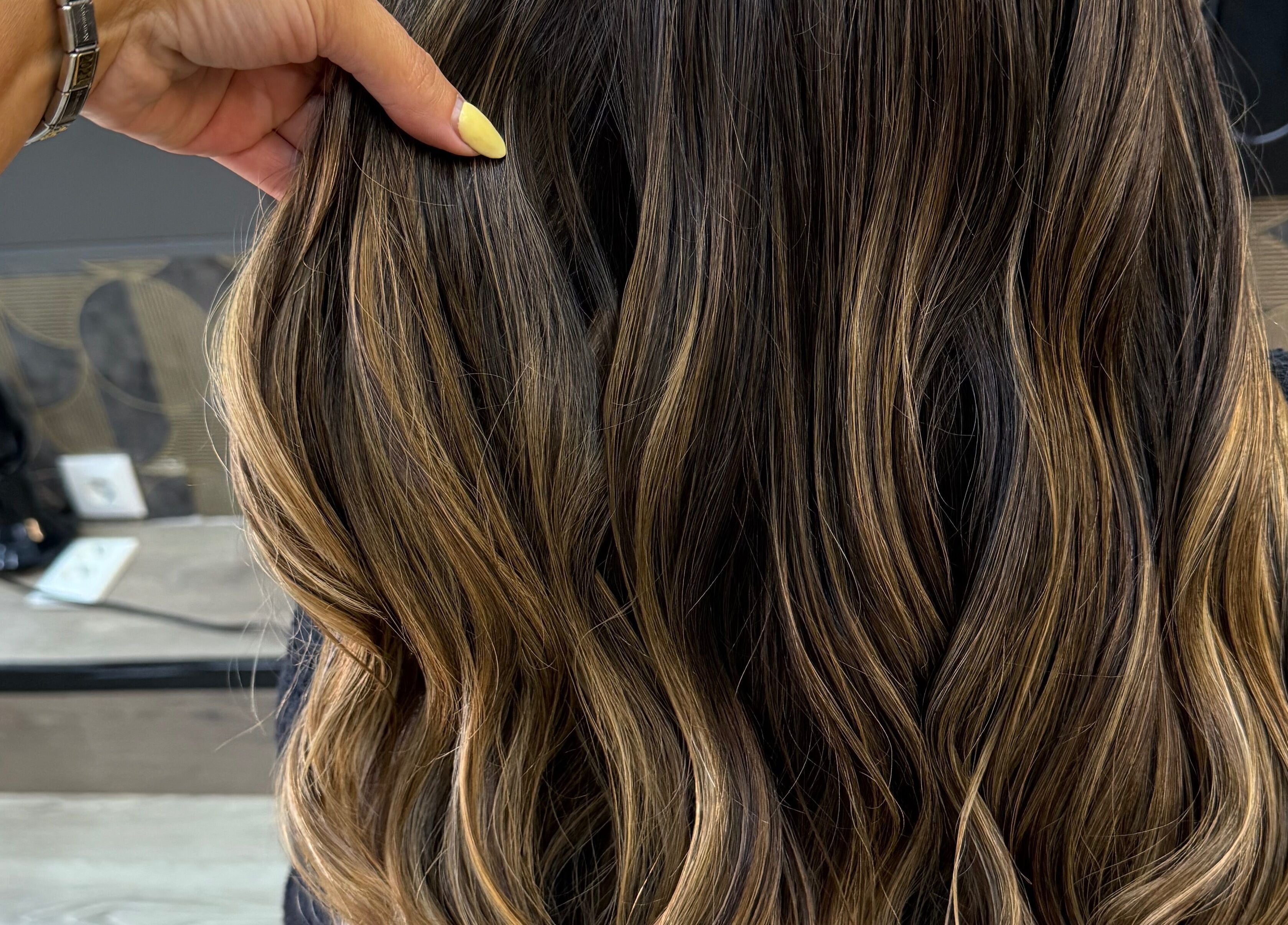 Cabelo ondulado e iluminado no salão twoBeauty, Forte Da Casa, Lisboa, PT.