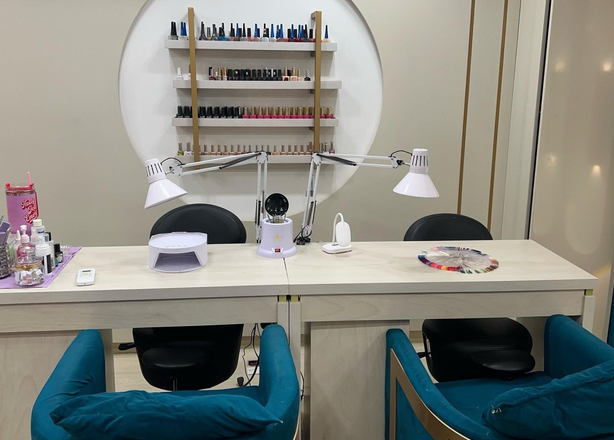 Estación de uñas en Piel Morena Salon, Naguanagua, Carabobo, VE, con sillas azules y esmaltes organizados.