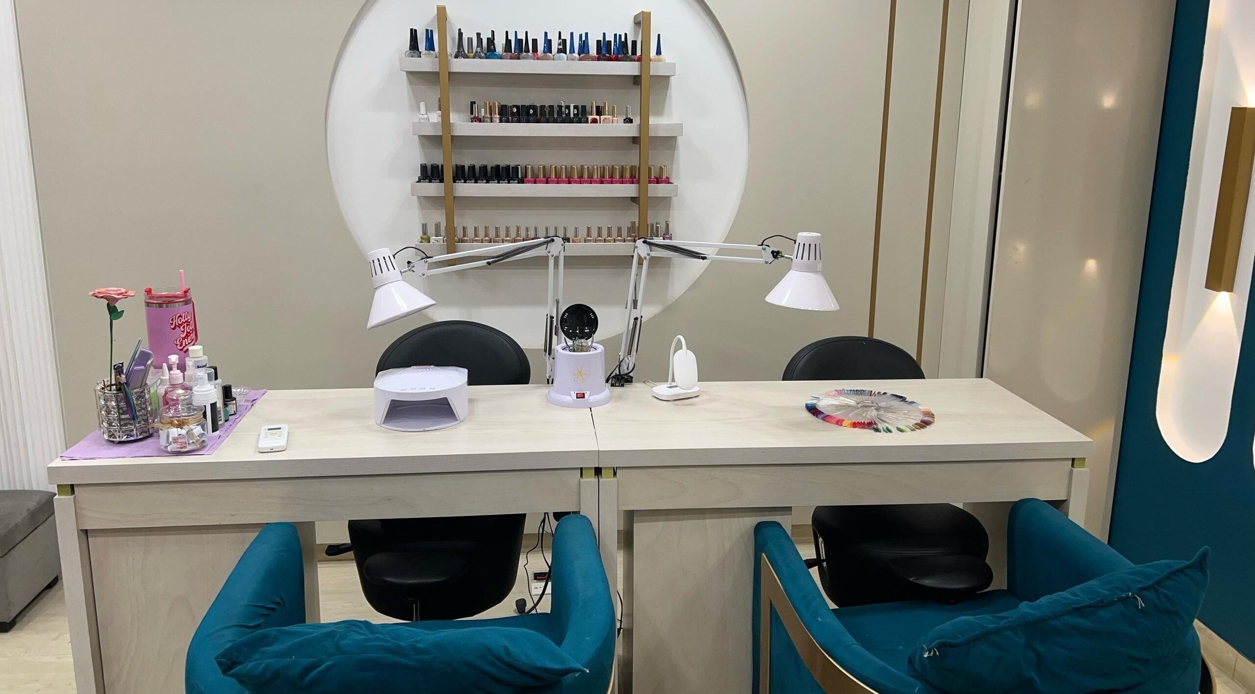 Estación de uñas en Piel Morena Salon, Naguanagua, Carabobo, VE, con sillas azules y esmaltes organizados.