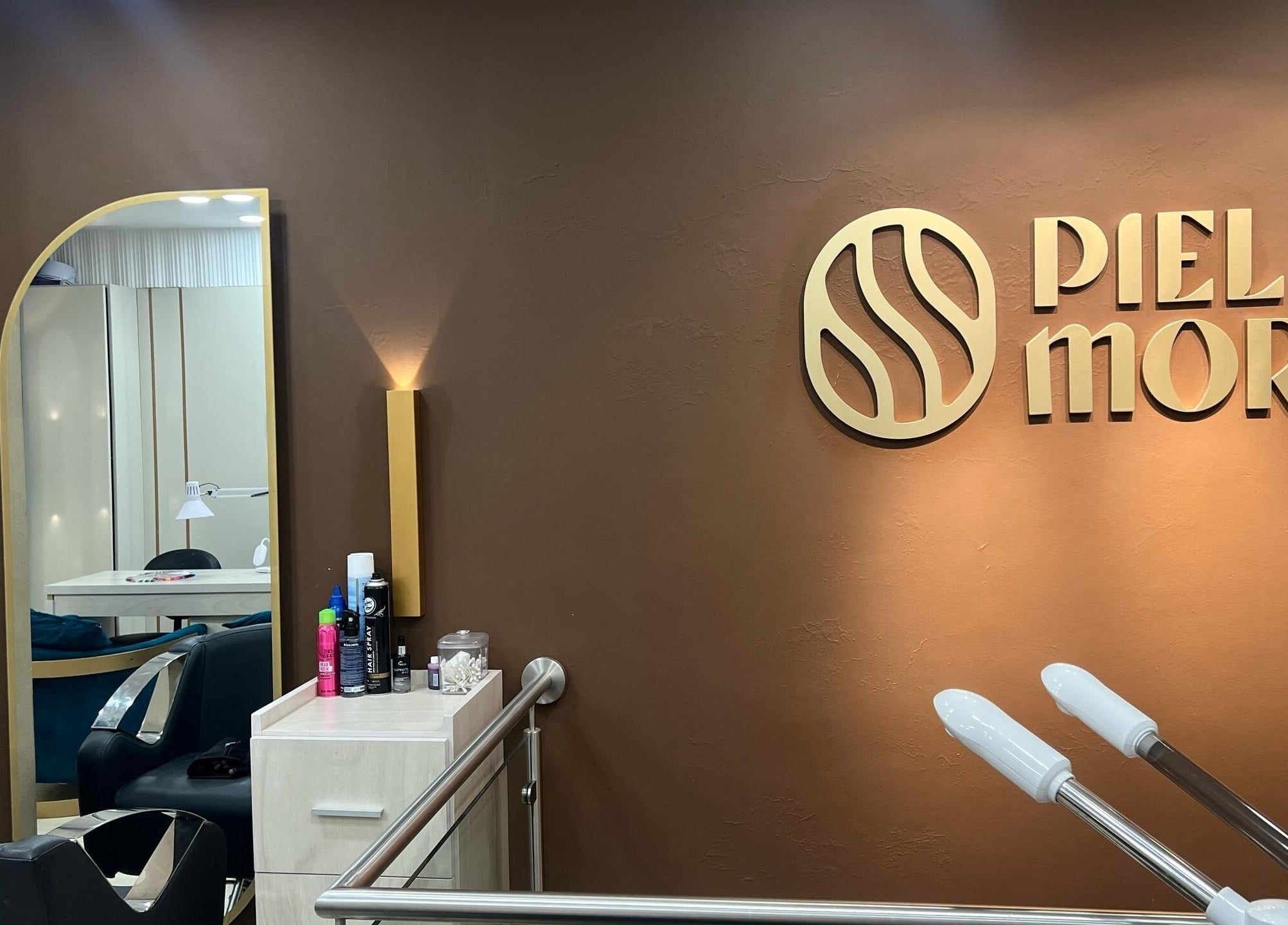 Interior moderno del Piel Morena Salon en Naguanagua, Carabobo, VE con espejo y productos de belleza.