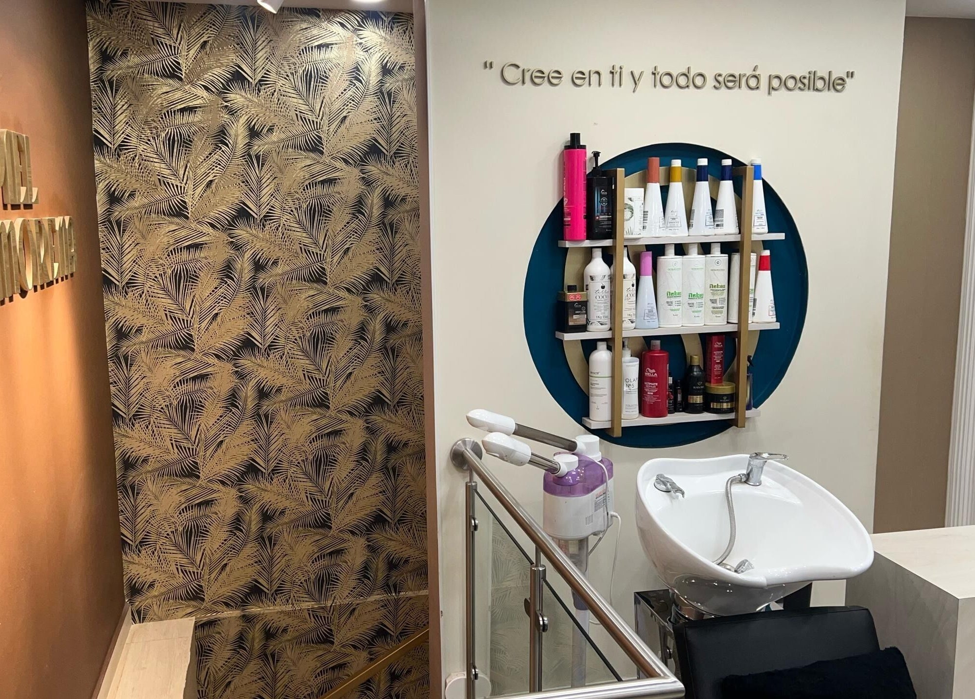 Interior de Piel Morena Salon en Naguanagua, Carabobo, VE, mostrando productos y estación de lavado.