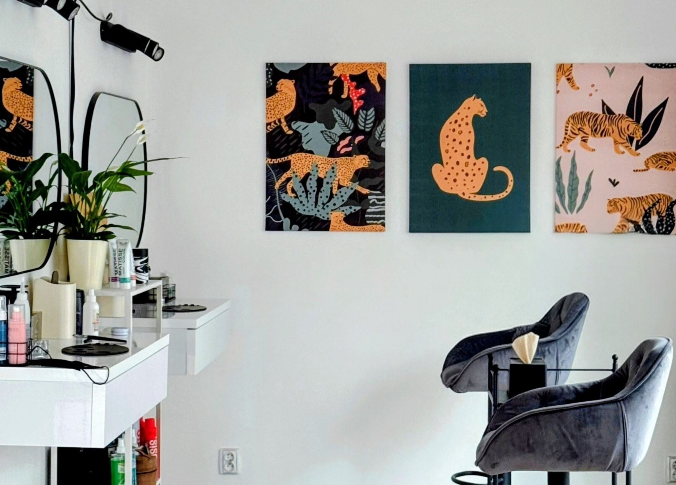 Designový koutek v salonu Noéme, Jihomoravský Kraj, CZ se zrcadly a stylovými obrázky.