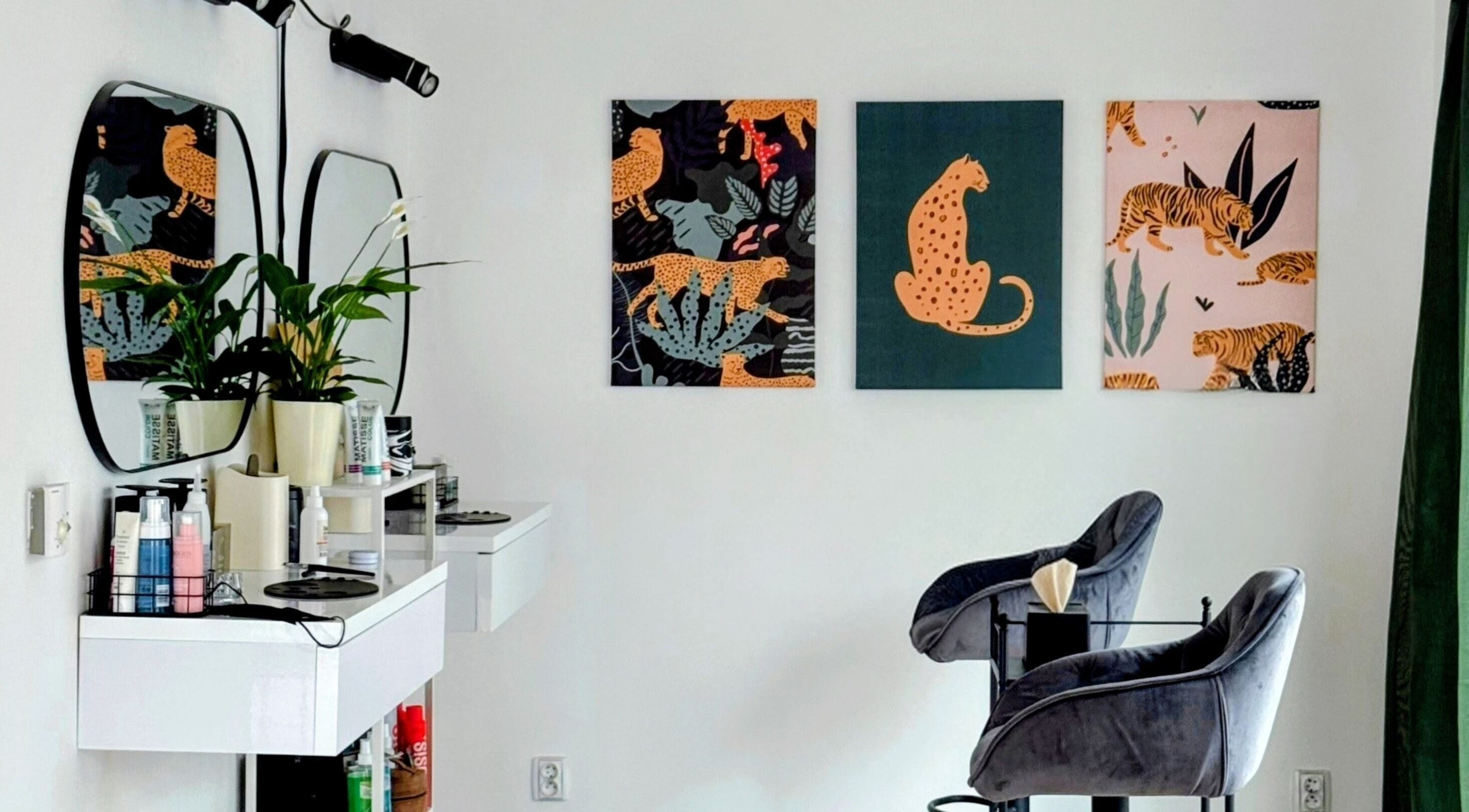 Designový koutek v salonu Noéme, Jihomoravský Kraj, CZ se zrcadly a stylovými obrázky.