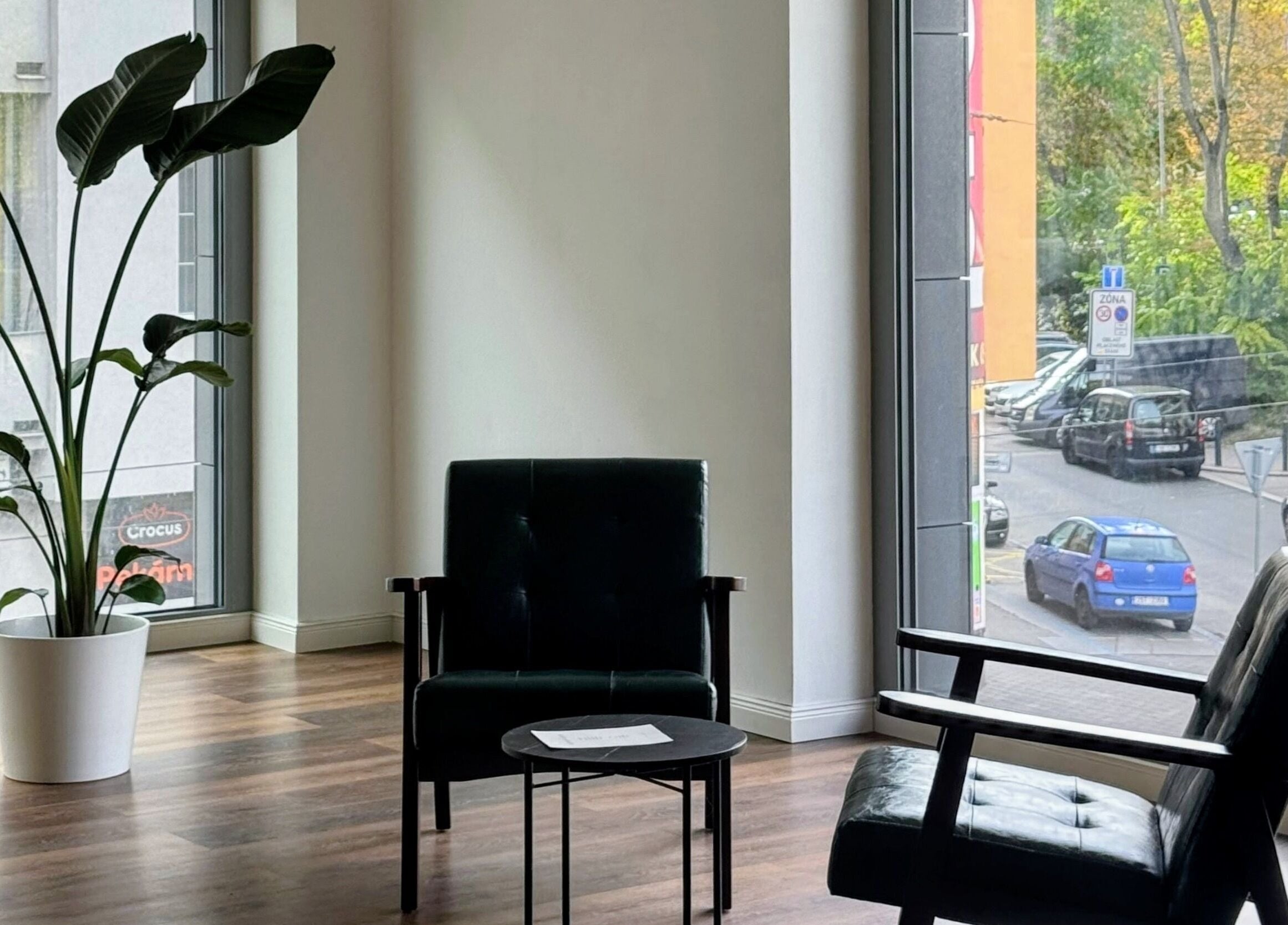 Elegant čekárna ve Noéme, Jihomoravský Kraj, s moderním nábytkem a velkými okny.