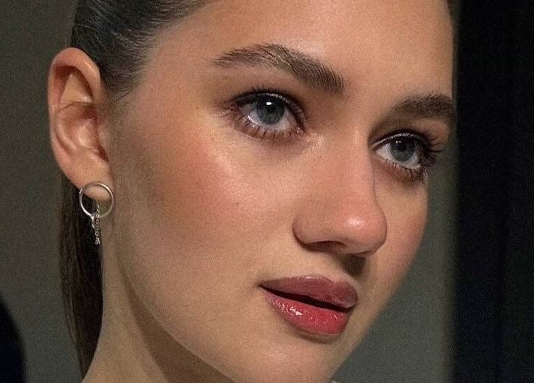 Elegantní portrét návštěvnice Noéme, Jihomoravský Kraj, CZ, s jemným make-upem.