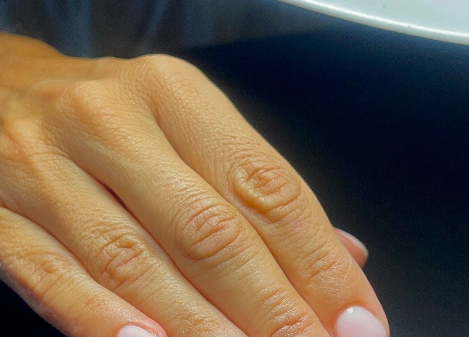 Elegant verzorgde hand bij Be You Beautysalon Gorinchem, Gorinchem, Zuid-holland, NL.