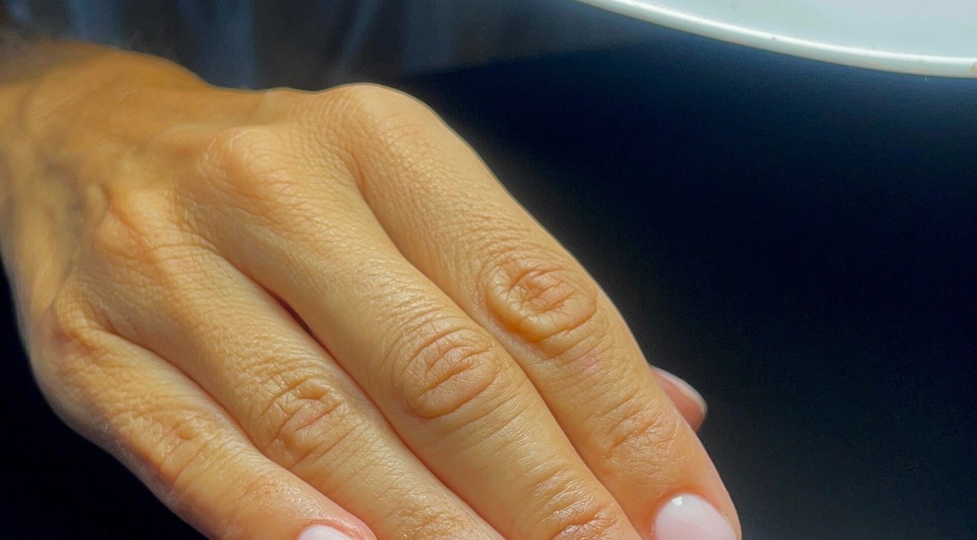 Elegant verzorgde hand bij Be You Beautysalon Gorinchem, Gorinchem, Zuid-holland, NL.