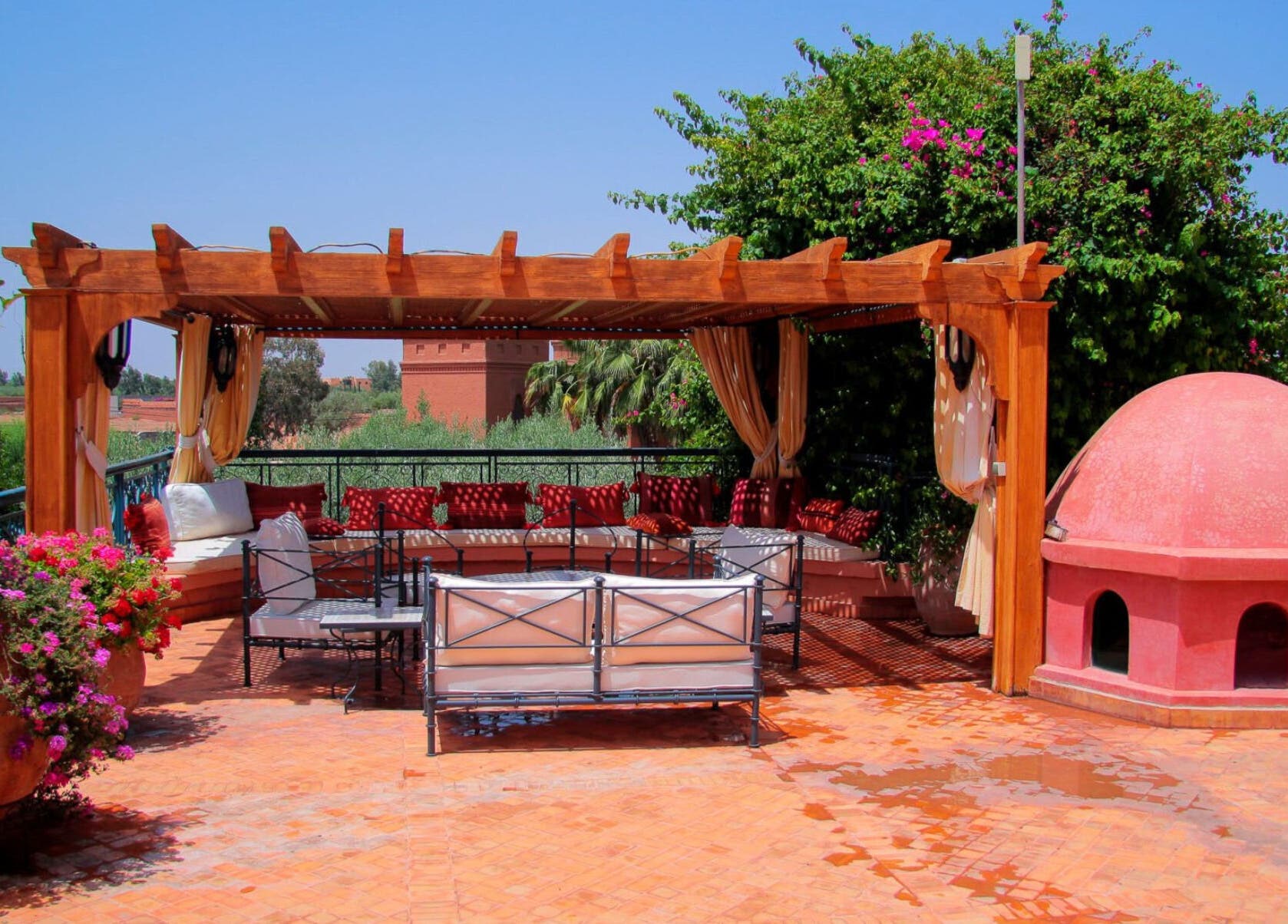 Charming oasis at Star Seed + Violet Stopford Retreat Popup in London, England, GB with lush greenery and seating.