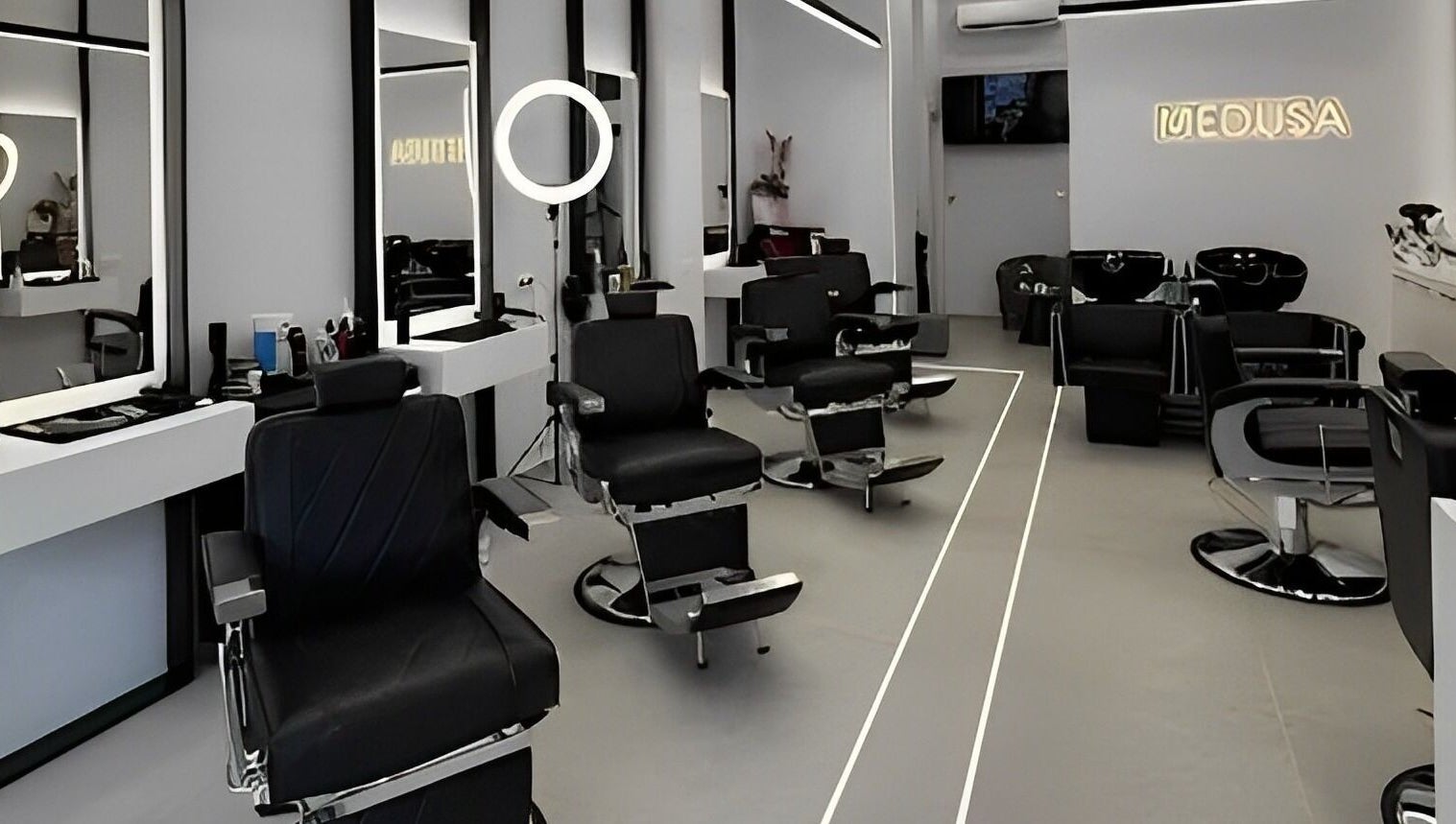 Σύγχρονος εσωτερικός χώρος κουρείου Medusa Barber Pefka, Πεύκα, GR με στιλάτες καρέκλες και φωτεινό περιβάλλον.