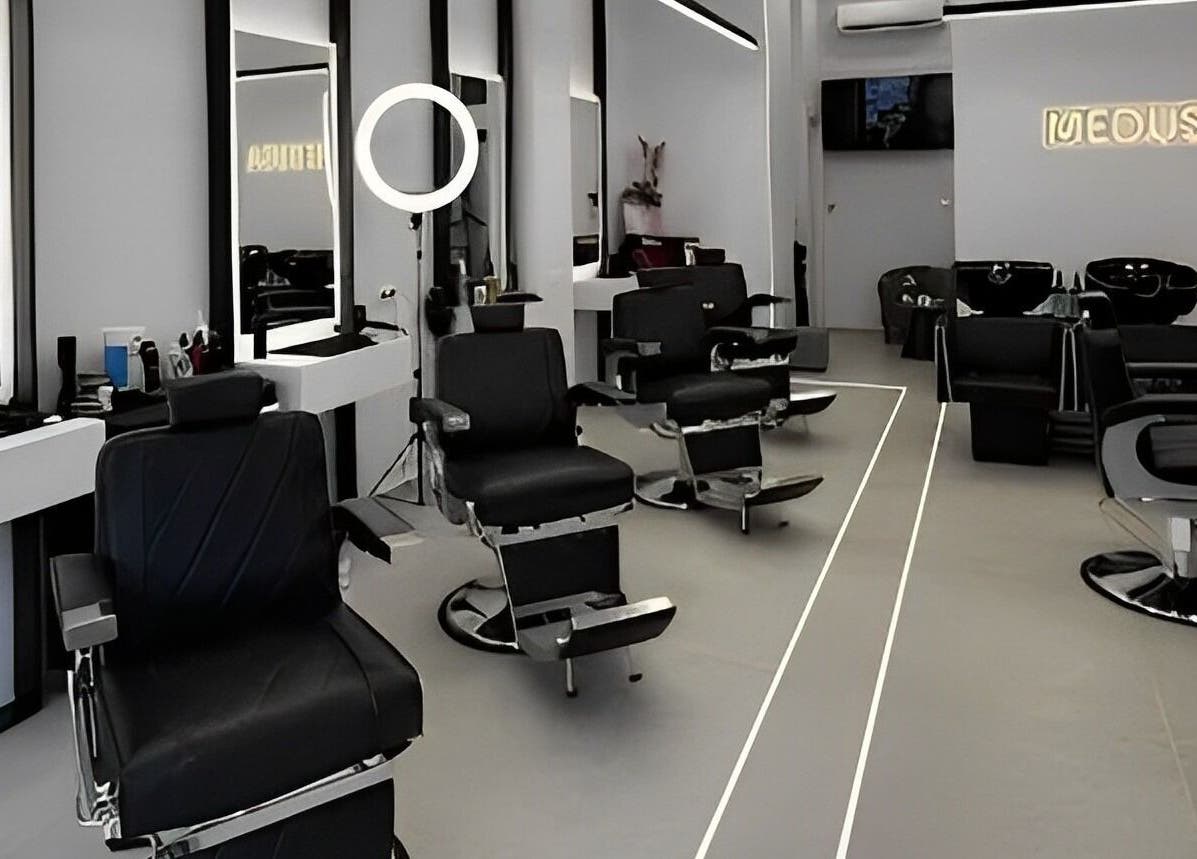 Σύγχρονος εσωτερικός χώρος κουρείου Medusa Barber Pefka, Πεύκα, GR με στιλάτες καρέκλες και φωτεινό περιβάλλον.