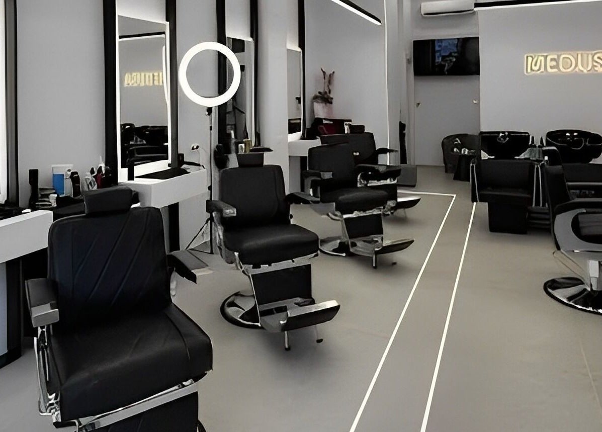 Σύγχρονος εσωτερικός χώρος κουρείου Medusa Barber Pefka, Πεύκα, GR με στιλάτες καρέκλες και φωτεινό περιβάλλον.