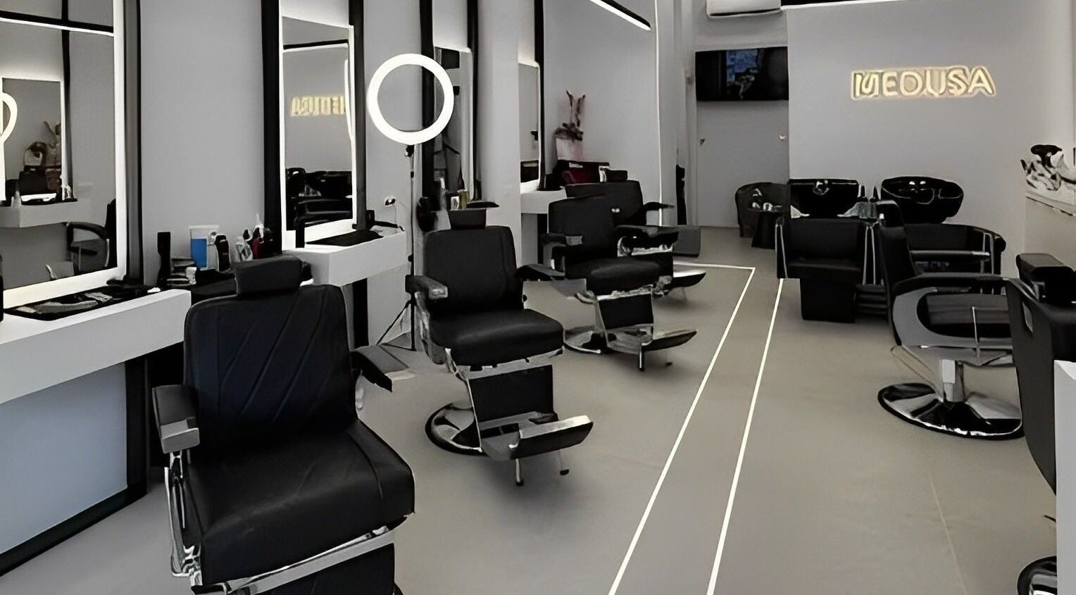 Σύγχρονος εσωτερικός χώρος κουρείου Medusa Barber Pefka, Πεύκα, GR με στιλάτες καρέκλες και φωτεινό περιβάλλον.