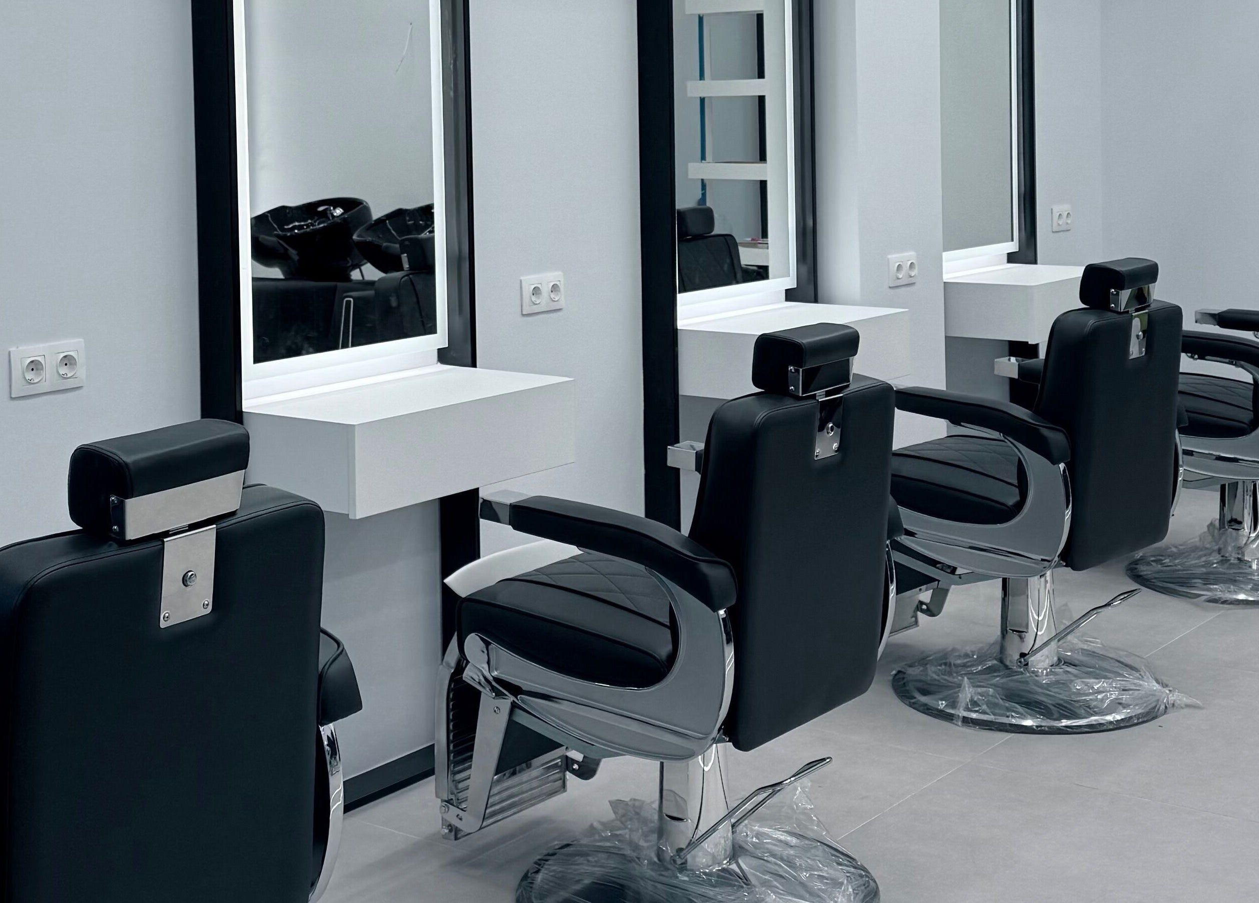 Καθαρές καρέκλες κουρέματος στο Medusa Barber Pefka, Πεύκα, GR, έτοιμες για τους πελάτες.