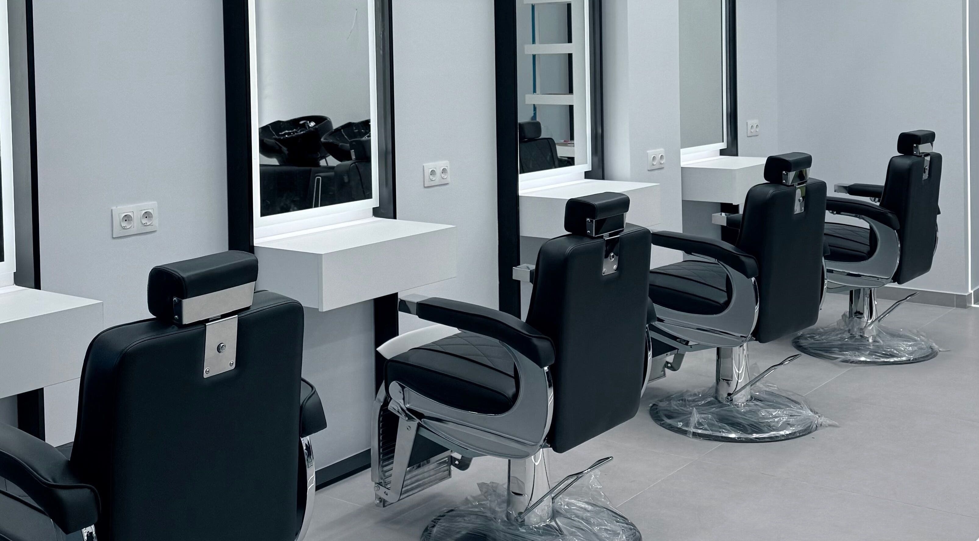 Καθαρές καρέκλες κουρέματος στο Medusa Barber Pefka, Πεύκα, GR, έτοιμες για τους πελάτες.