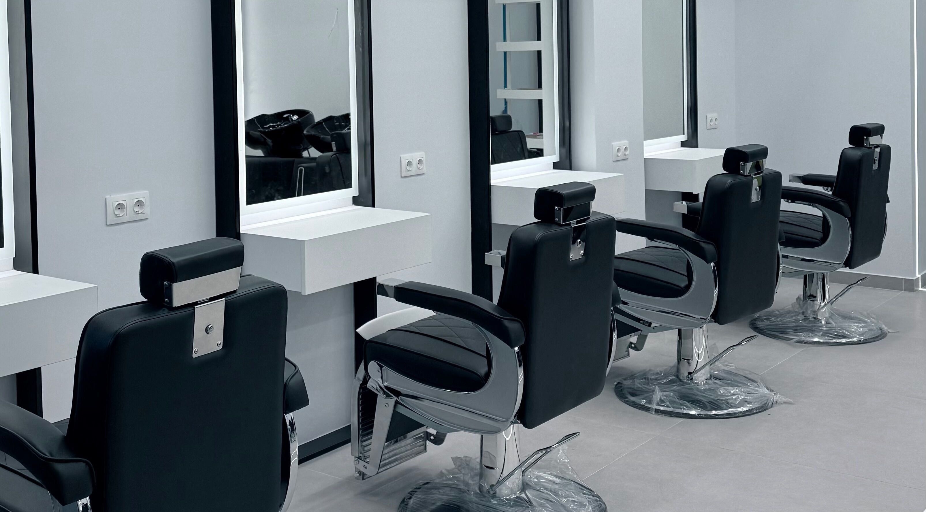 Καθαρές καρέκλες κουρέματος στο Medusa Barber Pefka, Πεύκα, GR, έτοιμες για τους πελάτες.