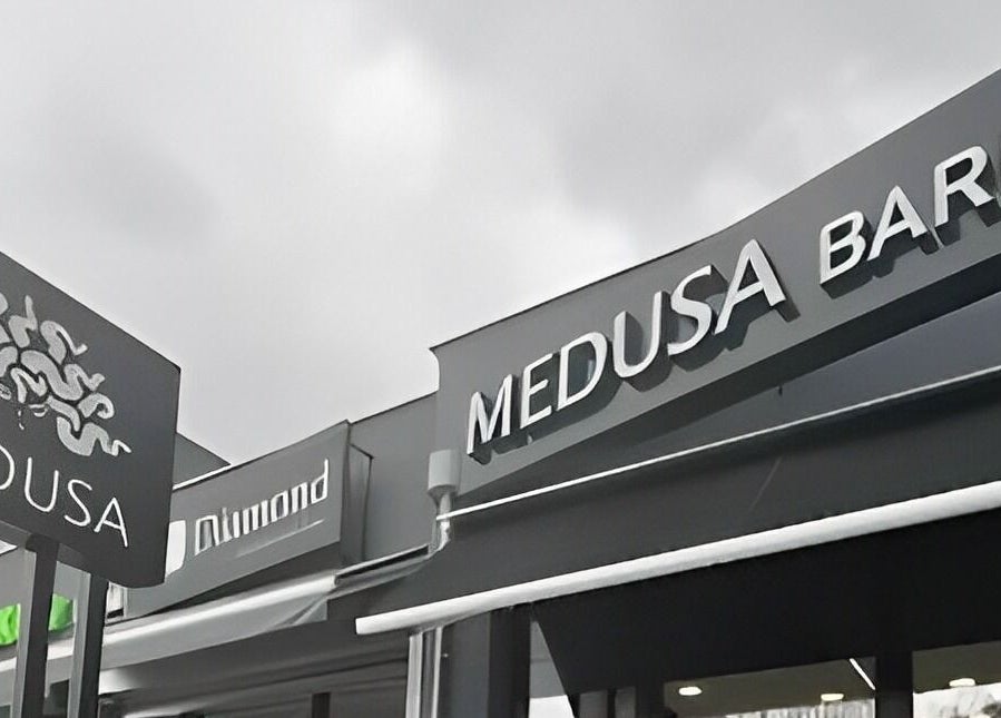 Η πρόσοψη του Medusa Barber Pefka στην Πεύκα, GR με καθαρό και μοντέρνο σχεδιασμό.