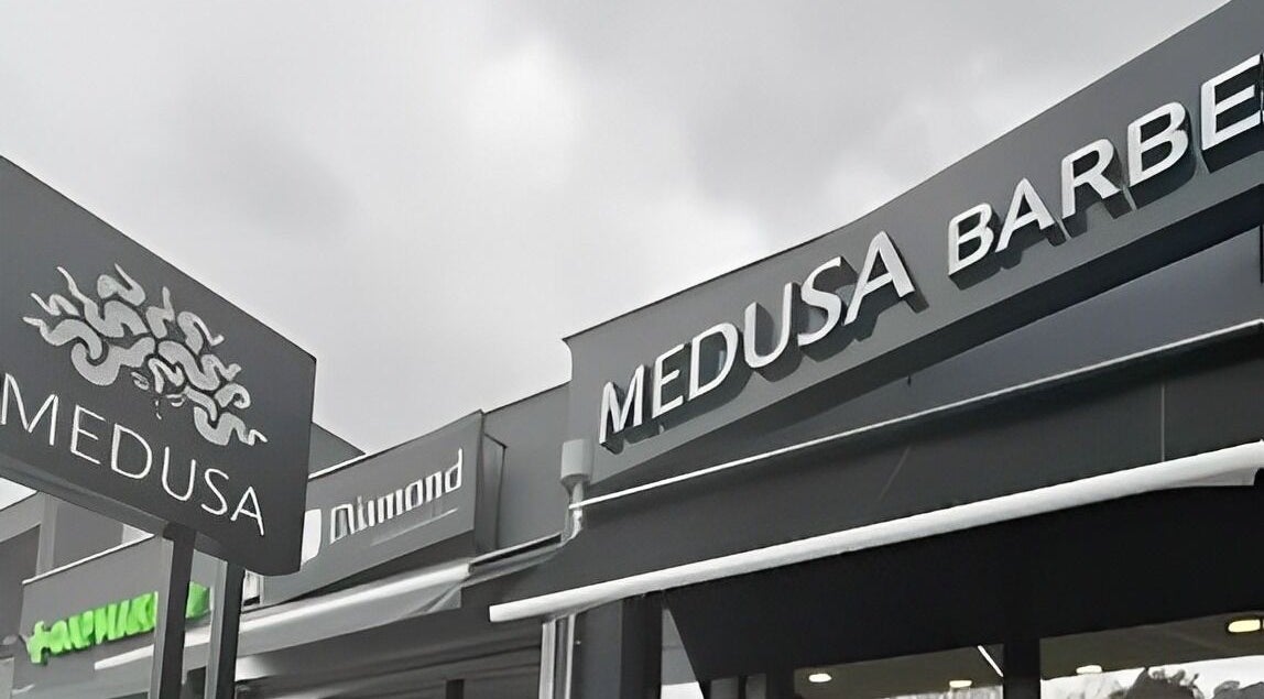Η πρόσοψη του Medusa Barber Pefka στην Πεύκα, GR με καθαρό και μοντέρνο σχεδιασμό.